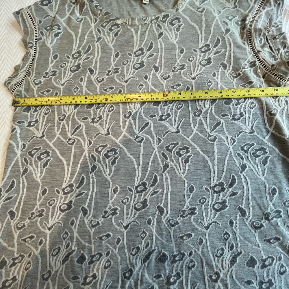 Rose & Olive Light Gray Black & White Floral Short Sleeve Top Size Large - Picture 4 of 6